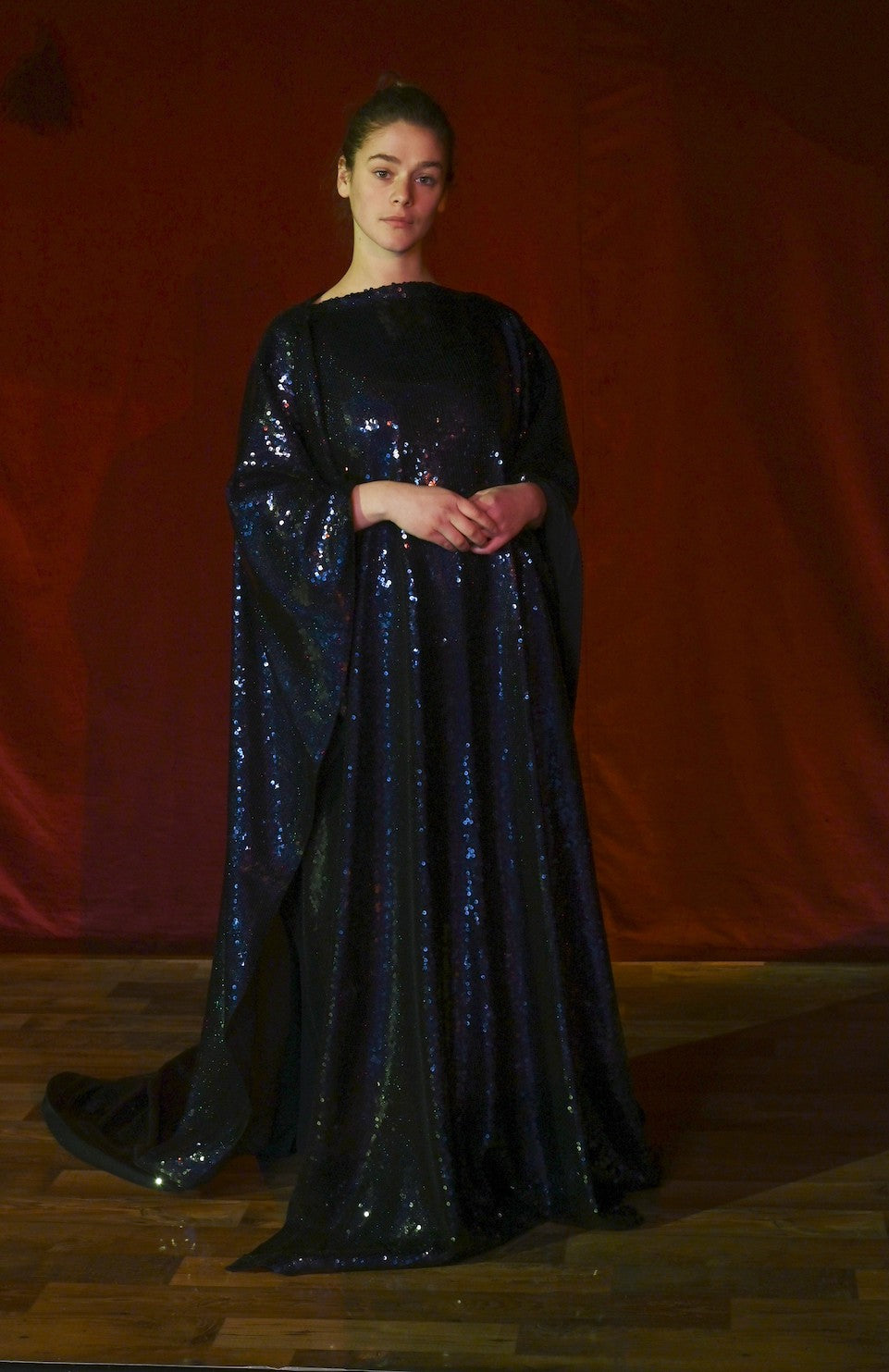 Umhang- Langes Pailettenkleid mit Schleppe - W022